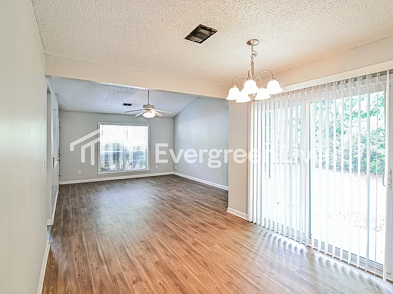 200 Greenlake Dr — Photo 3