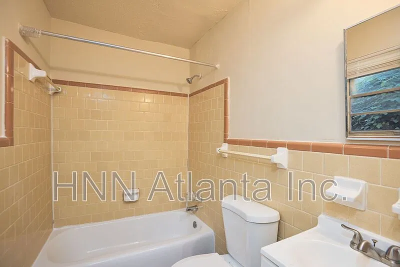 1 bed, 1.0 bath, 700 sqft, $950 — Photo 2