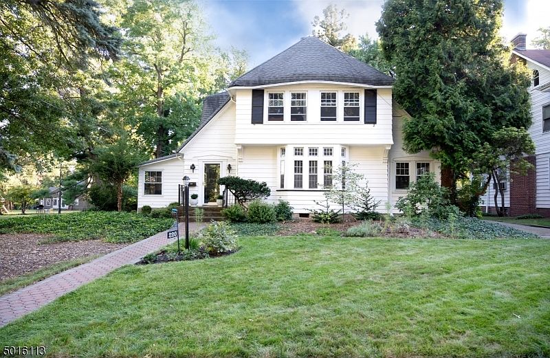 1st image of 220 Stirling Ave