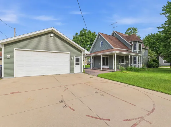 215 E Alfred St, Weyauwega, WI 54983