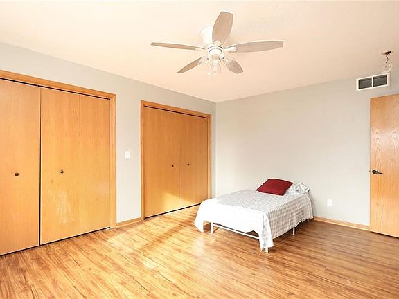 4th image of 709 Davis St