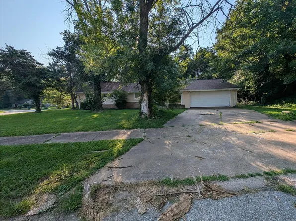 5500 Winchelsea Dr, Saint Louis, MO 63121