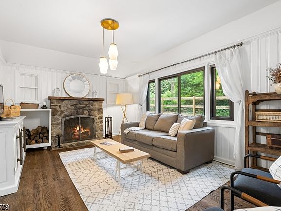 3rd image of 1098 Lakeside Dr