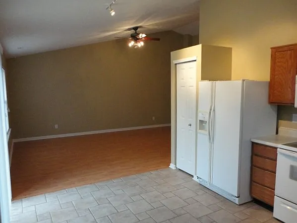 10193 Stillwell Dr — Photo 3