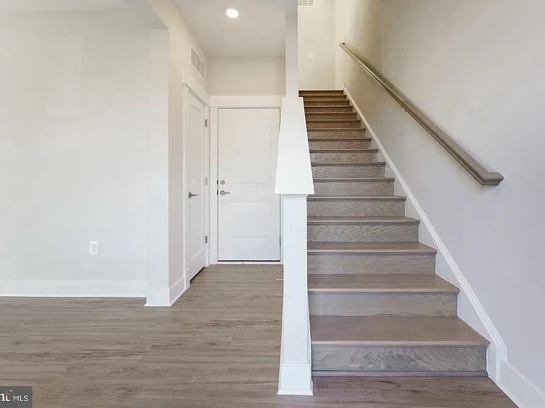 945 Sycamore Dr SE — Photo 4