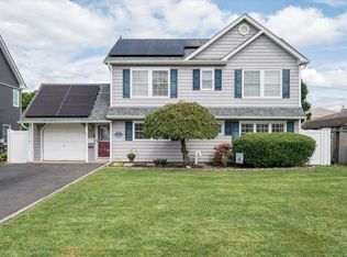 23 Redpoll Ln, Levittown, NY 11756