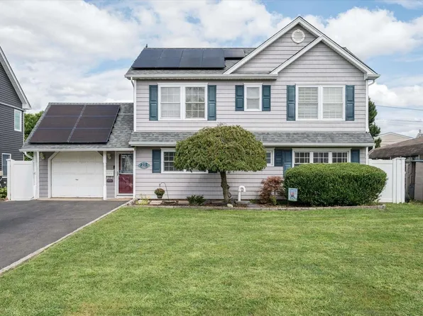 23 Redpoll Lane, Levittown, NY 11756