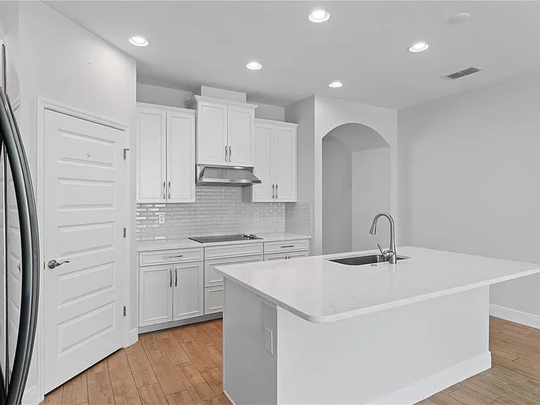 15537 Mango Isle St — Photo 32