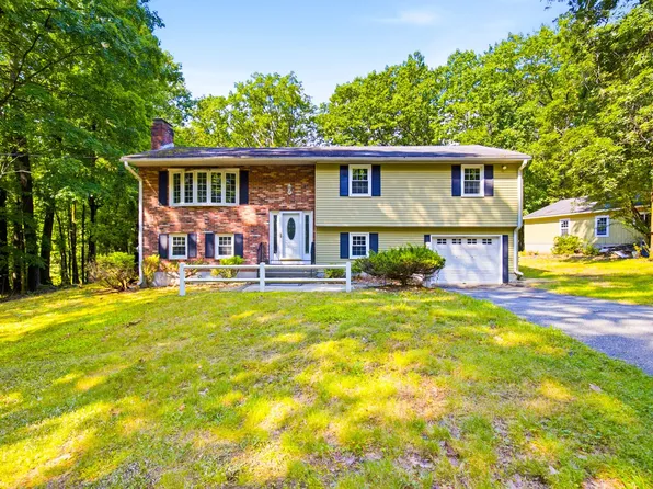 198 Hollis Rd, Lunenburg, MA 01462