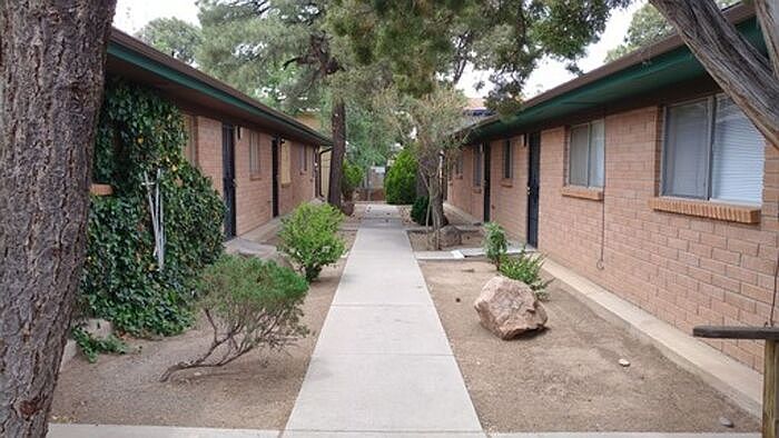 1st image of 533 Palomas Dr SE