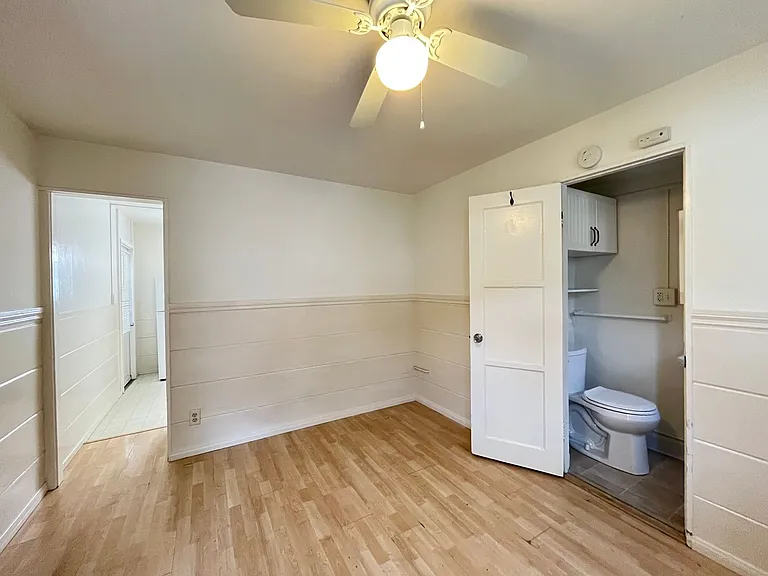 310 E Balboa Blvd — Photo 2