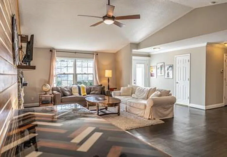 805 Barnell Dr — Photo 2