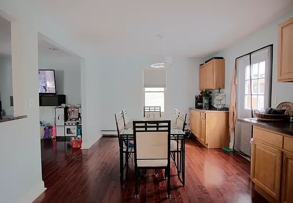4th image of 22414 Edmore Ave