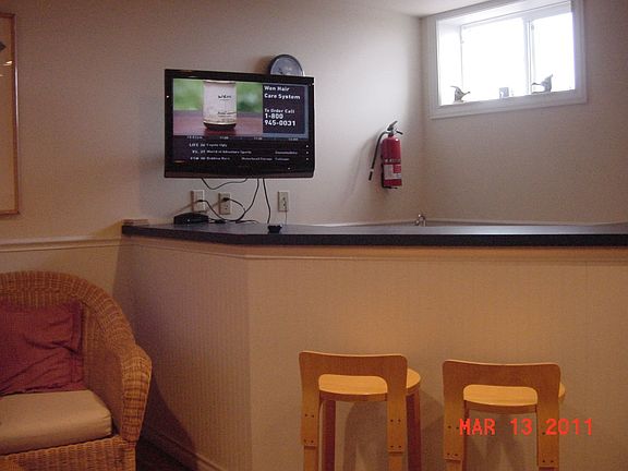 lower level's great room/family room has wet bar, new 37" TV, pool table