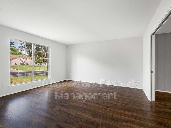 5th image of 11801 Hyacinth Dr