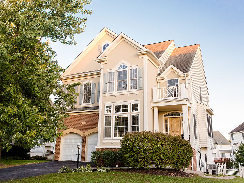 1st image of 702 Hartford Ct NE