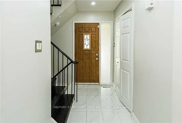 18 Omega Sq — Photo 3