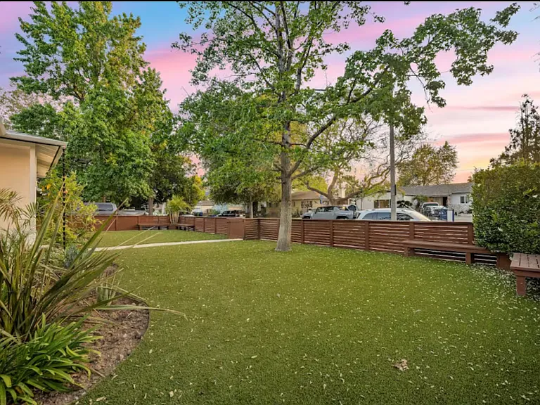 7106 Lasaine Ave — Photo 15