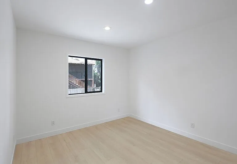2121-2123 Glenada Ave #2121 — Photo 15