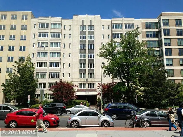 The condo building - Winthrop House