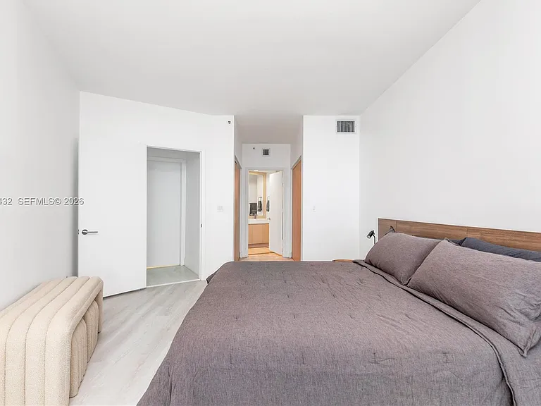 300 S Pointe Dr #907 — Photo 48