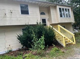 8 Cedarbrook Cir, Centereach, NY 11720