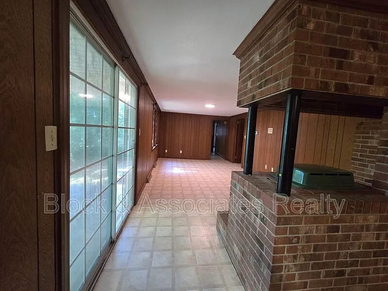1194 Ingram Dr — Photo 8