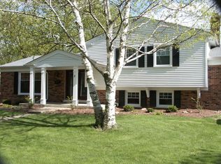 8 Bluebird Ln, Naperville, IL 60565