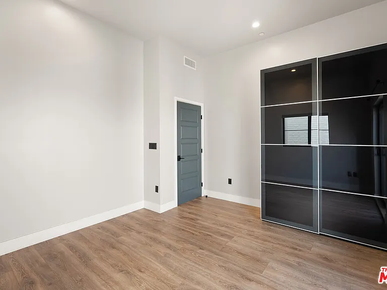 1253 S Plymouth Blvd — Photo 14