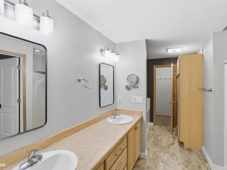 1421 N Landmark Dr — Photo 11