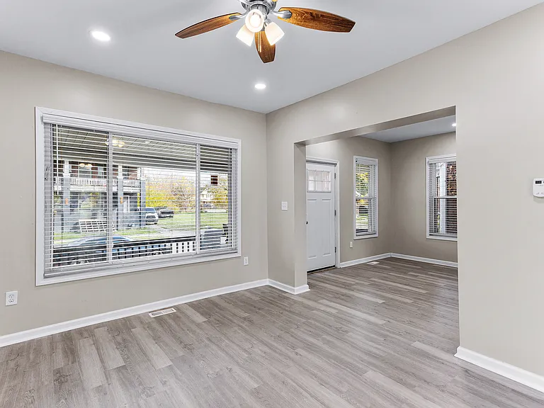 6037 Crane St — Photo 11