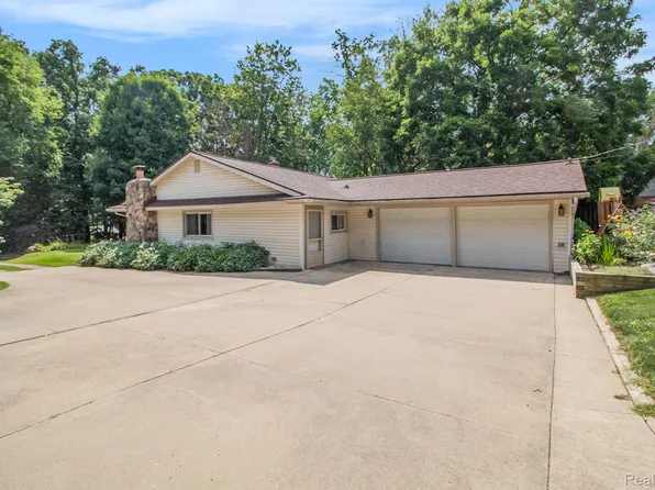 1347 E Dawson Rd, Milford, MI 48381