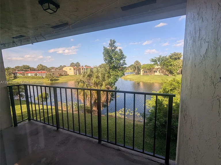 1564 Lake Crystal Dr #F — Photo 11