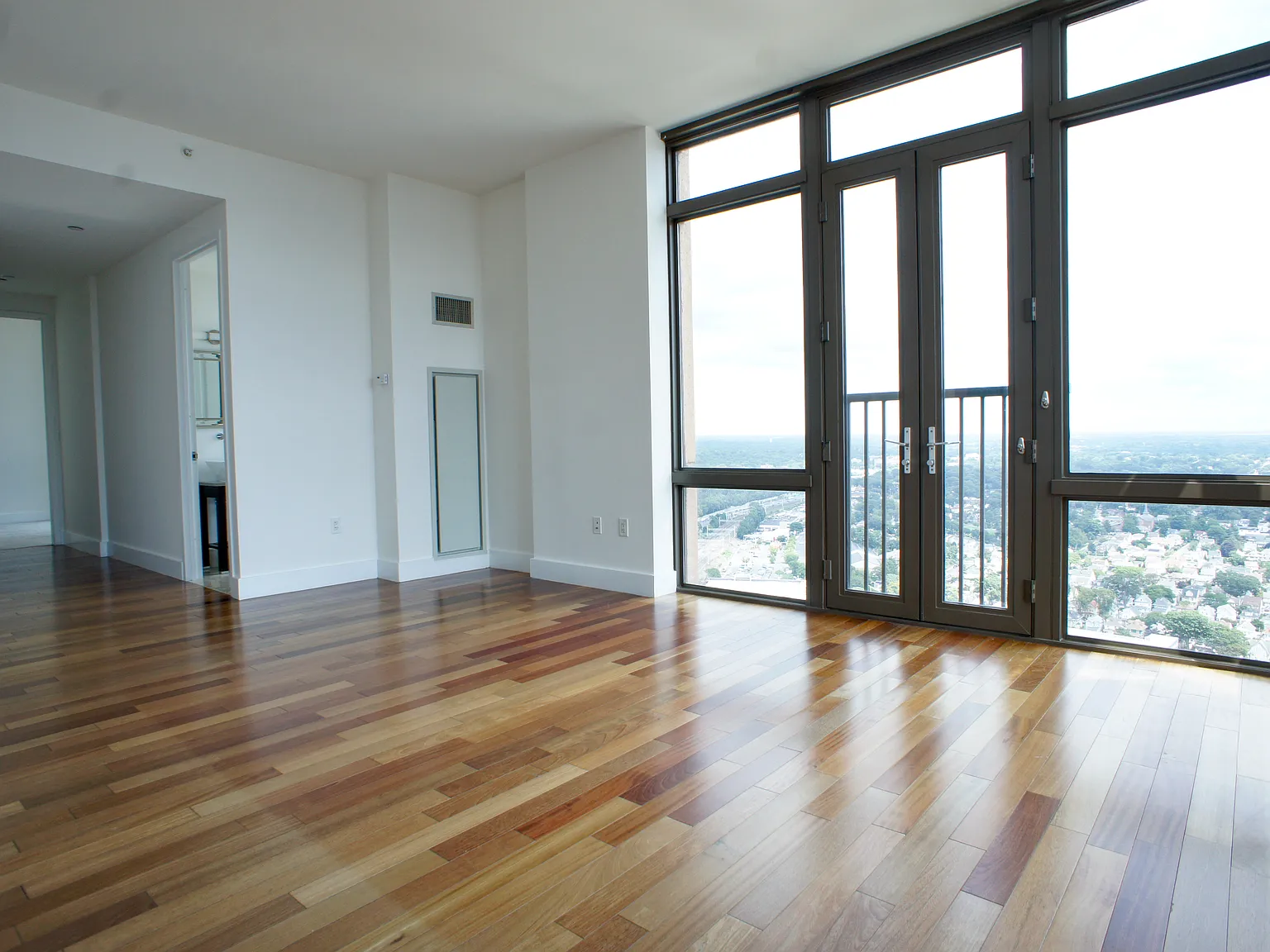 3 bed, 3.5 bath, 1676 sqft, $8,500 — Photo 3