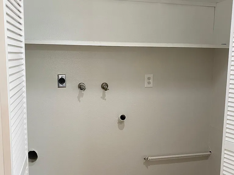 1095 Regal Rd — Photo 18