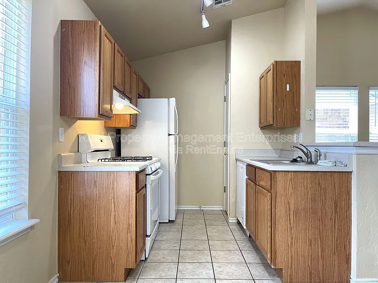 1915 Leeds Ln — Photo 7