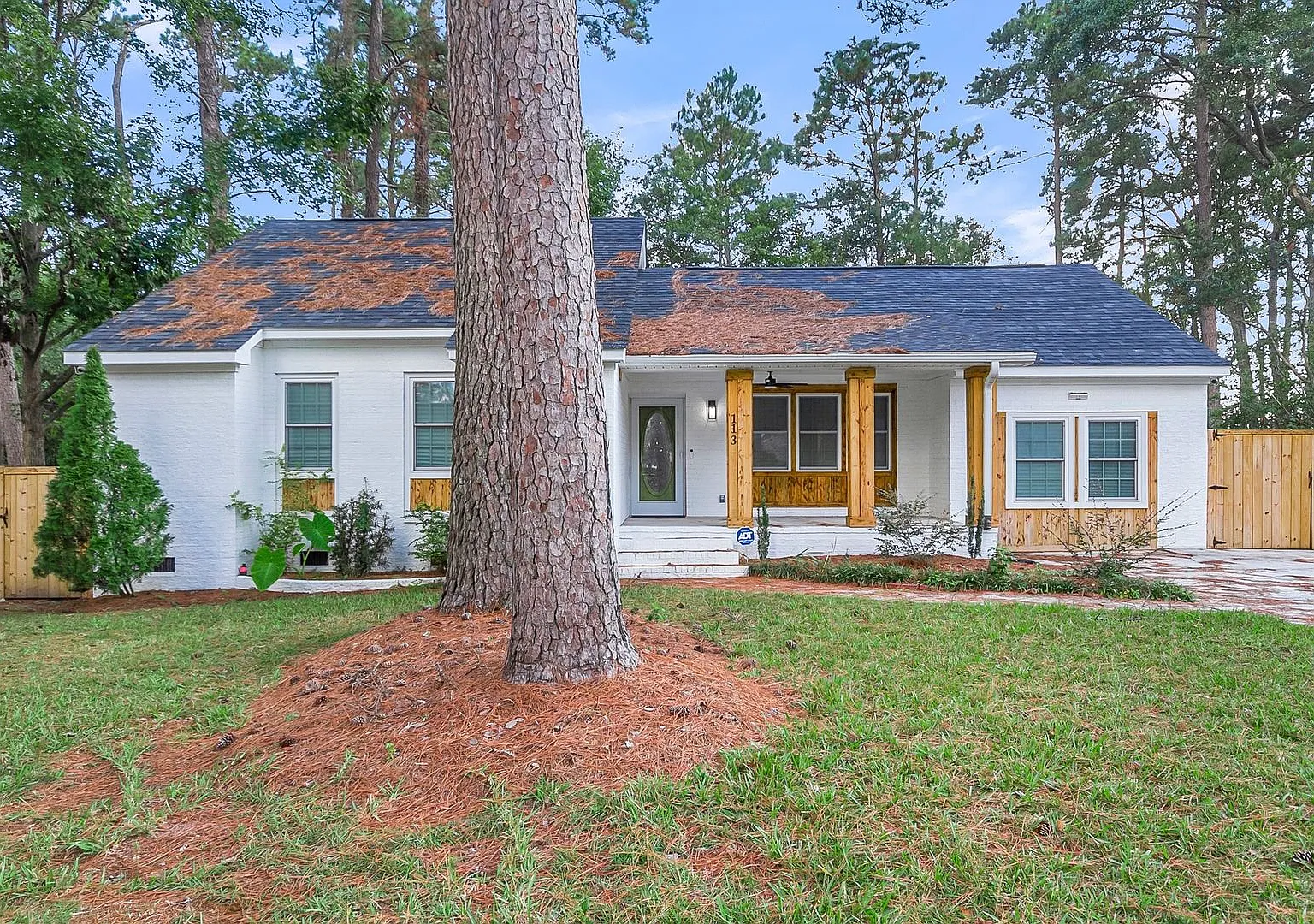 Stunning Summerville Rental FULLY Renovated with Screened in porch!! — Photo 2