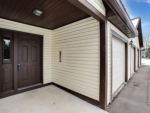 2nd image of 994 Heritage Ct E