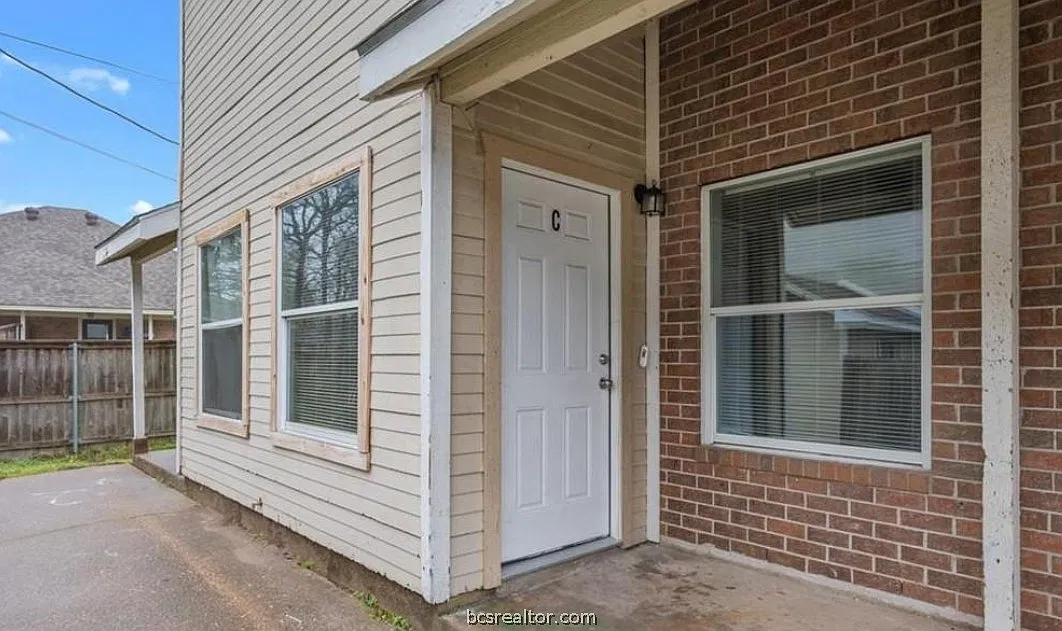 2 bed, 1.5 bath, 1046 sqft, $1,200 — Photo 1
