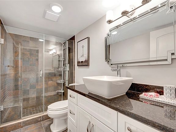 5th image of 715 20th St APT 201