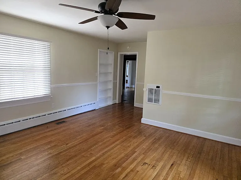1046 N Main St — Photo 16