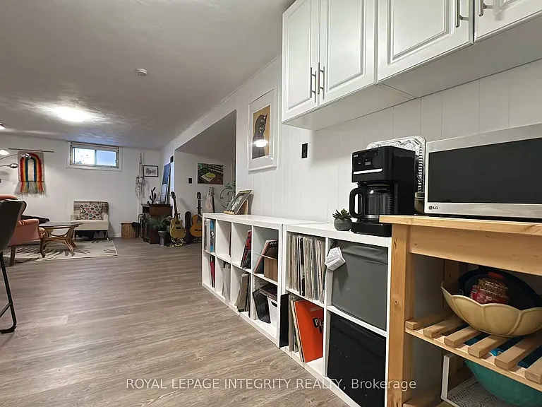 870 Claude St — Photo 15