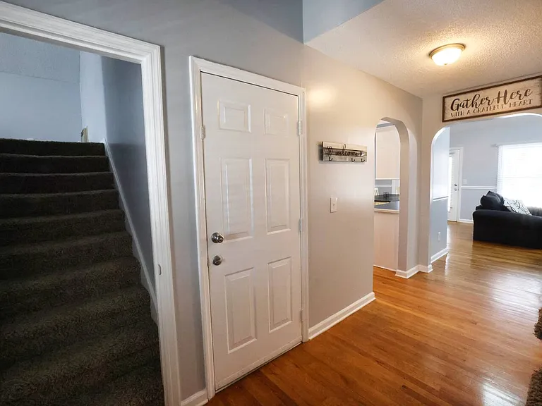5456 Roxbury Dr — Photo 5