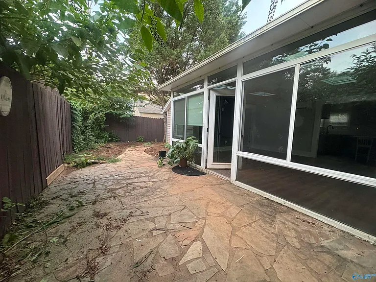 208 Surrey Rd SW — Photo 38