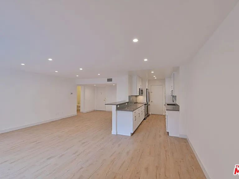 136 S Palm Dr #203 — Photo 1