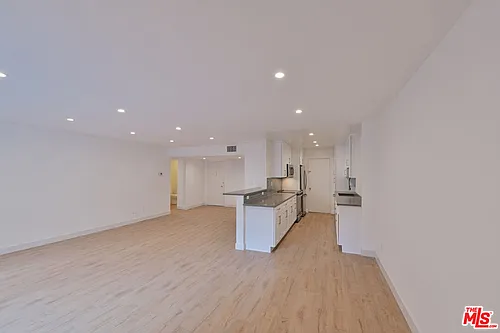136 S Palm Dr #203 Photo 1