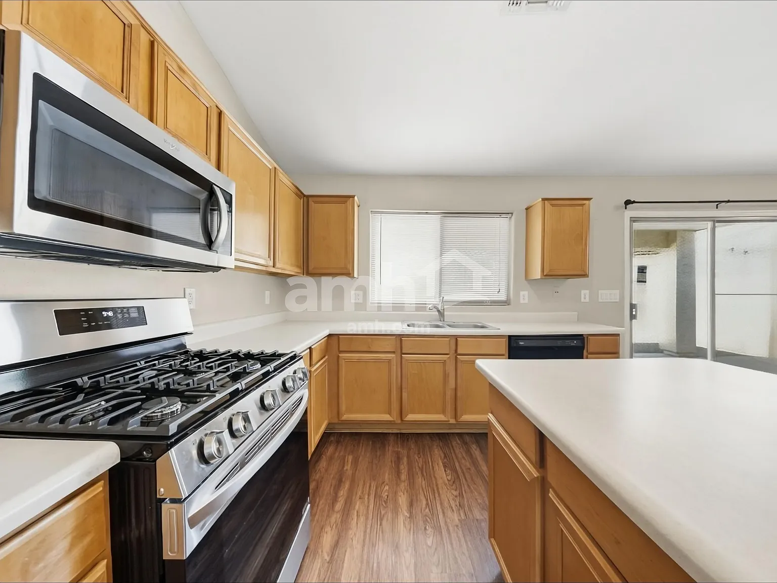 4 bed, 2.0 bath, 2074 sqft, $2,195 — Photo 3