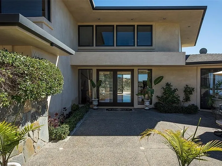 1326 Skyline Dr — Photo 7