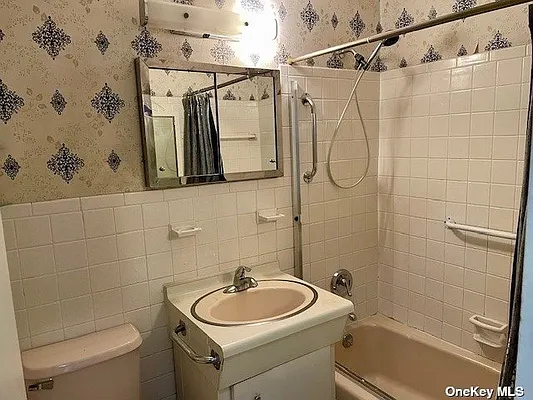 Sold by RE MAX Team | media 13