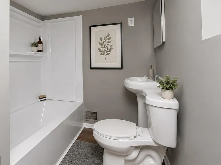 210 W Buck St — Photo 15